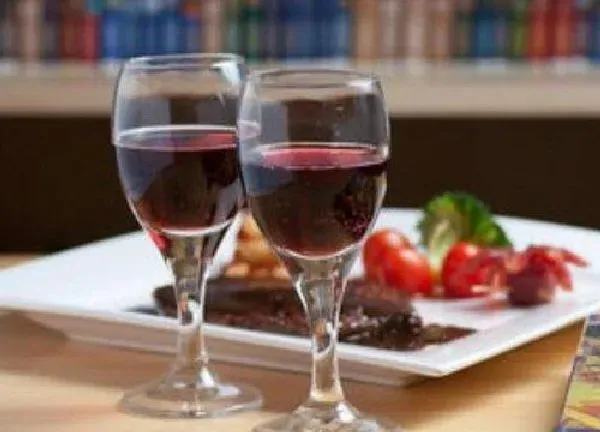 植物浇水|过期葡萄酒可以浇花吗