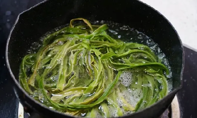 植物百科|贡菜是不是莴笋晒干的（莴笋和四川贡菜的区别图片）