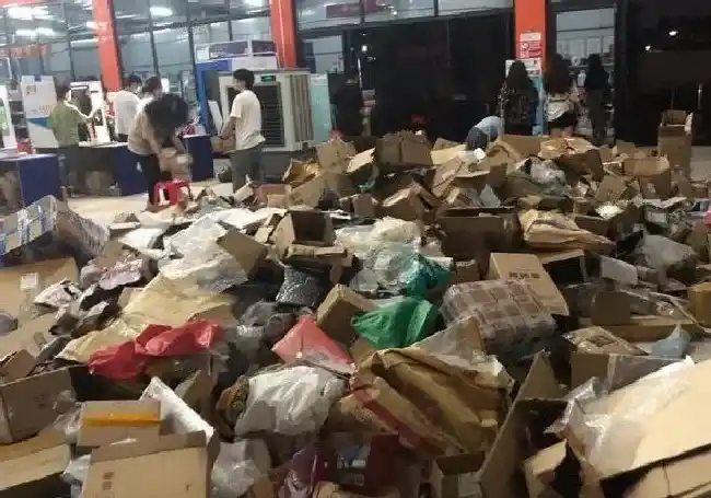 送花|上海一高校开学包裹把路堵死 拆开的包装咋办