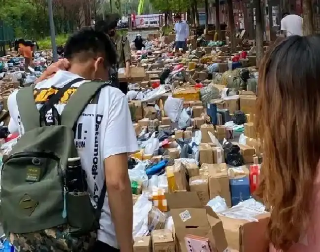 送花|上海一高校开学包裹把路堵死 拆开的包装咋办