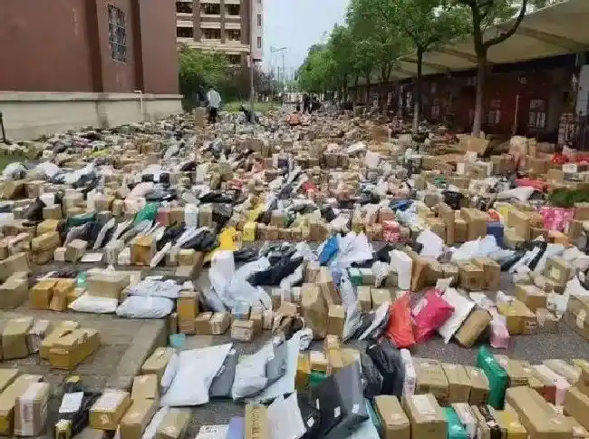 送花|上海一高校开学包裹把路堵死 拆开的包装咋办