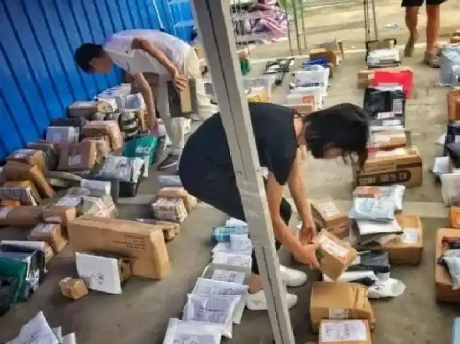 送花|上海一高校开学包裹把路堵死 拆开的包装咋办