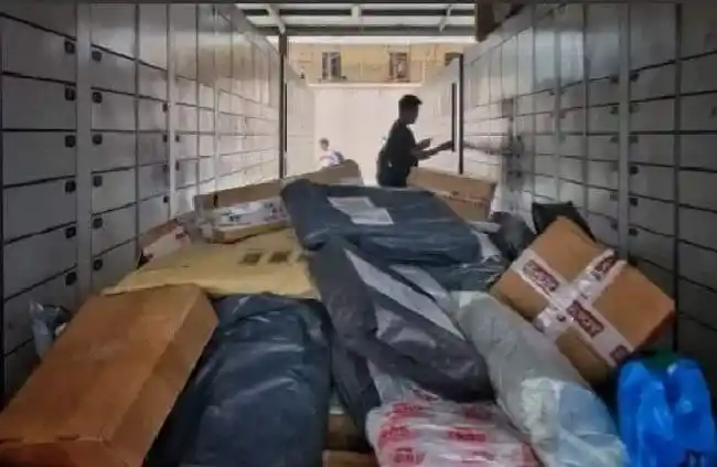 送花|上海一高校开学包裹把路堵死 拆开的包装咋办