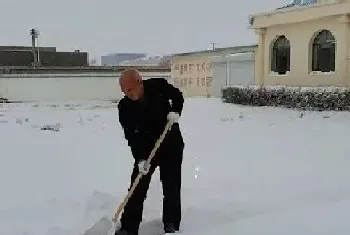 全国多地迎来降雪天气,内蒙古强降雪致积雪堵住半边门?